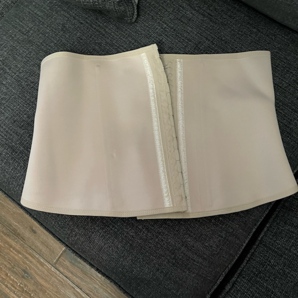 Used once great condition size 4xl latex faja colombiana